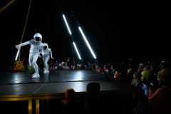 Feel the Universe Circus Company: Obojživelník. Představení jako součást Svátku světel 2021.