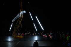 Feel the Universe Circus Company: Obojživelník. Představení jako součást Svátku světel 2021.