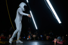 Feel the Universe Circus Company: Obojživelník. Představení jako součást Svátku světel 2021.