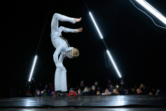 Feel the Universe Circus Company: Obojživelník. Představení jako součást Svátku světel 2021.