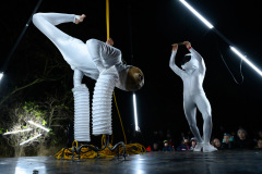 Feel the Universe Circus Company: Obojživelník. Představení jako součást Svátku světel 2021.