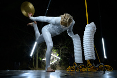 Feel the Universe Circus Company: Obojživelník. Představení jako součást Svátku světel 2021.