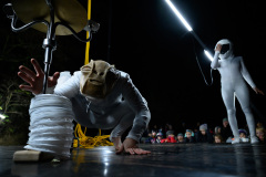 Feel the Universe Circus Company: Obojživelník. Představení jako součást Svátku světel 2021.