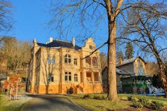Vila ve sluneční záři